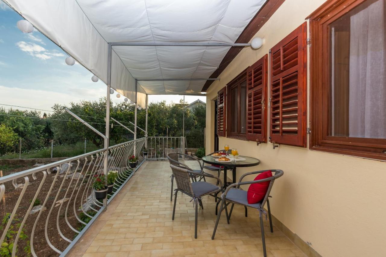 Apartments With A Parking Space Kastel Stafilic, Kastela - 16086 Экстерьер фото