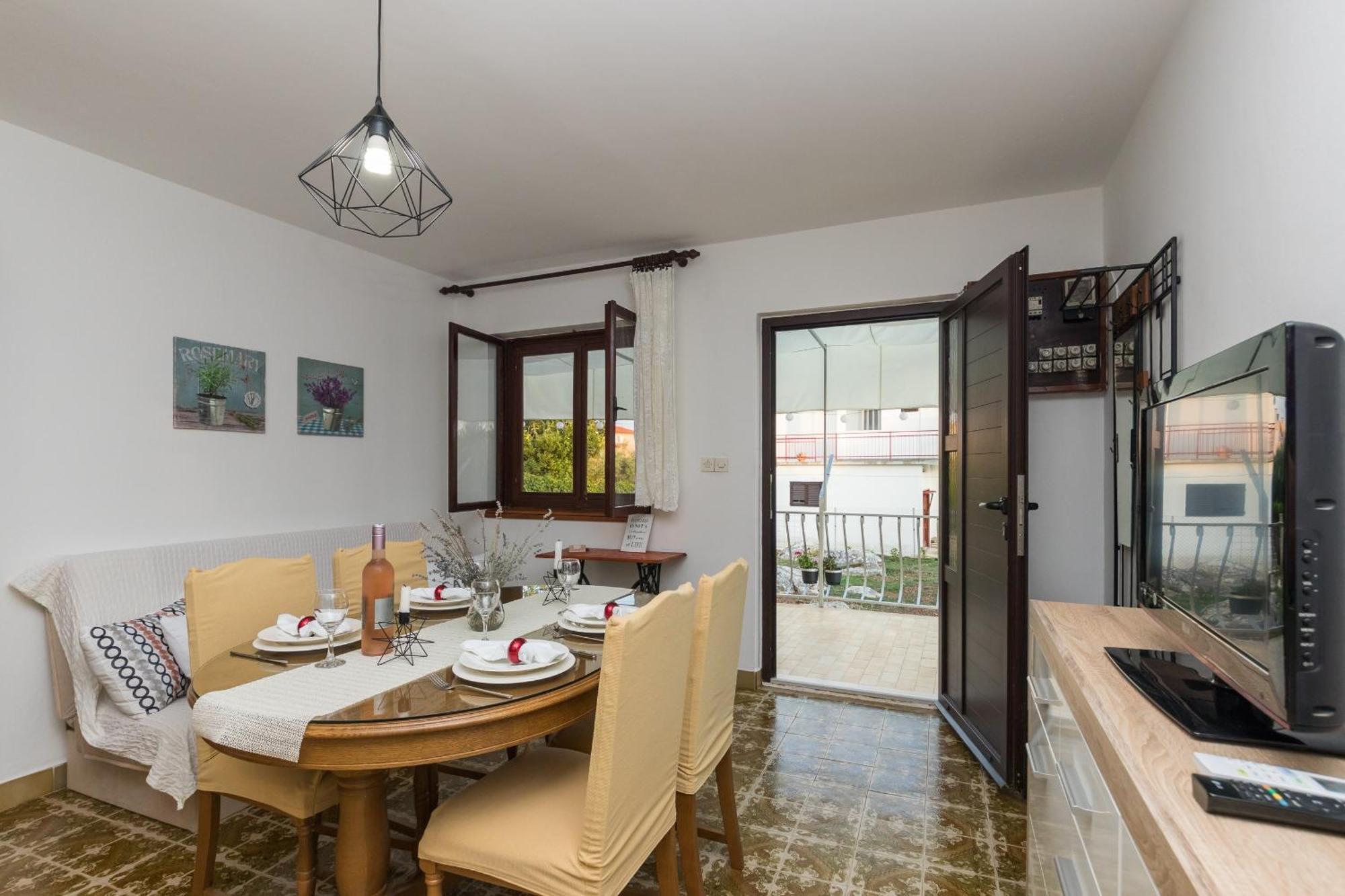 Apartments With A Parking Space Kastel Stafilic, Kastela - 16086 Номер фото